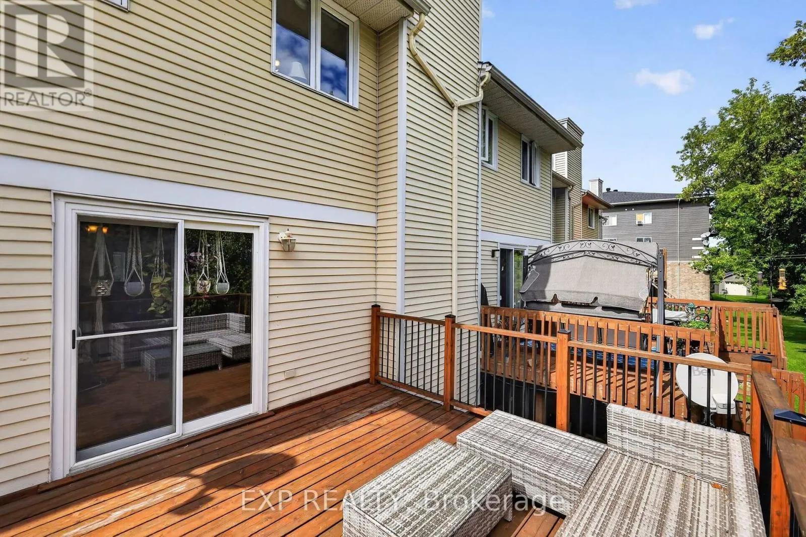 122 LAURIER STREET