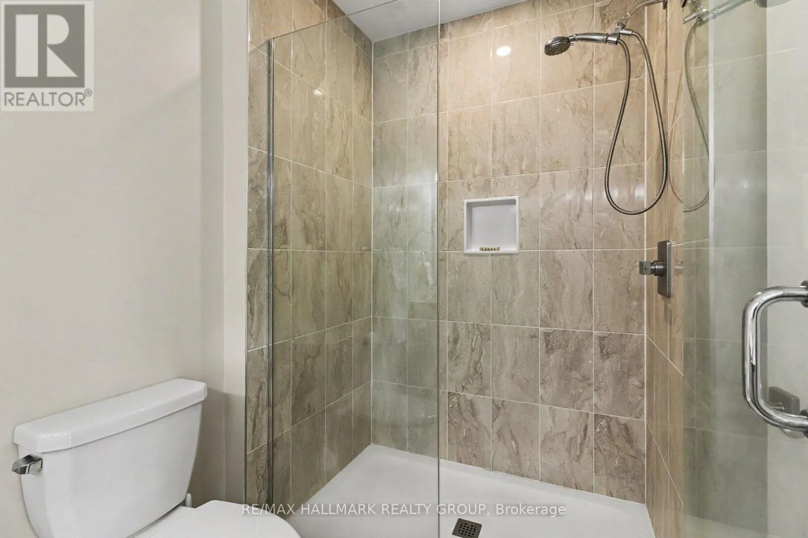 202 - 110 CORTILE PRIVATE