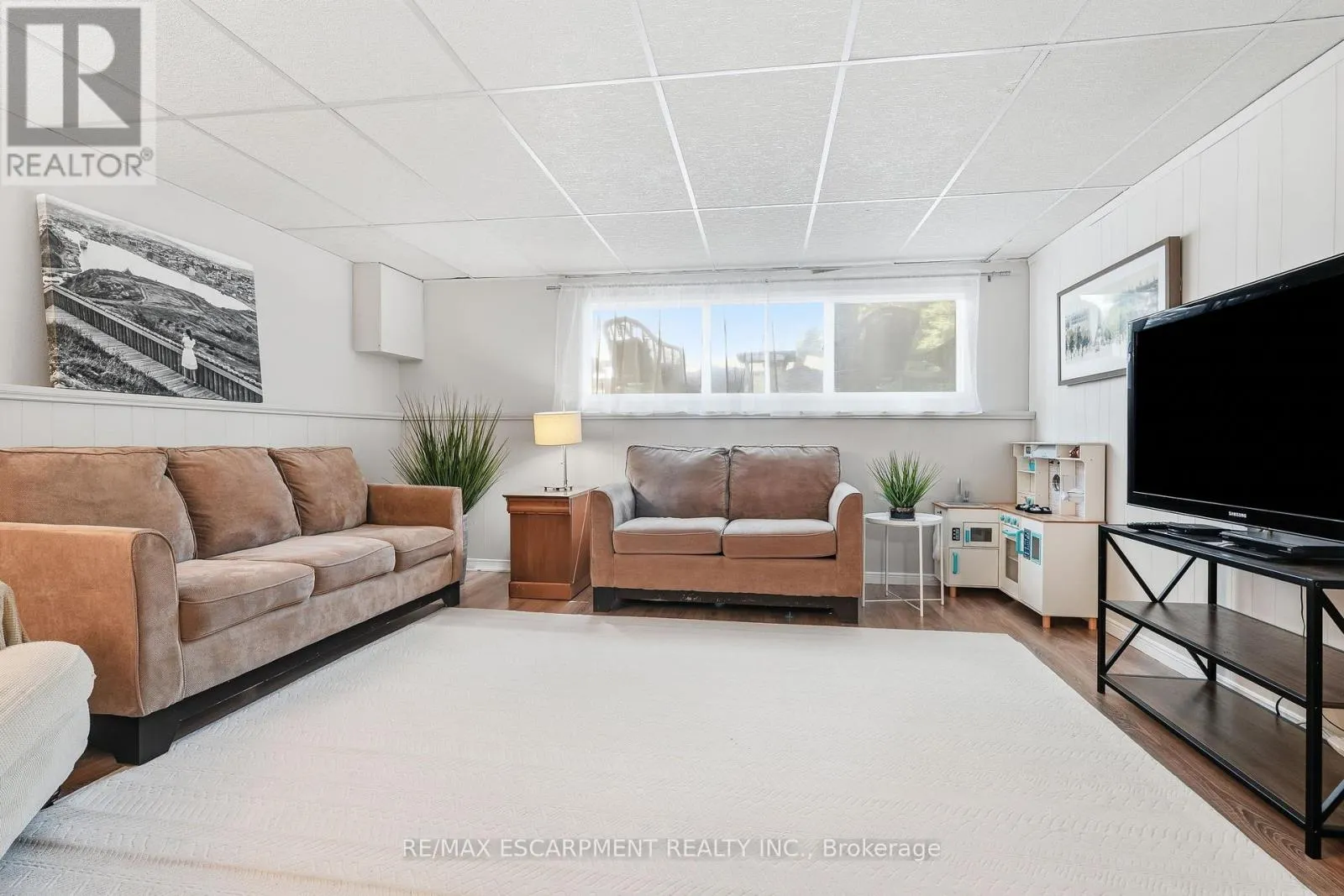 3 GLENGROVE AVENUE