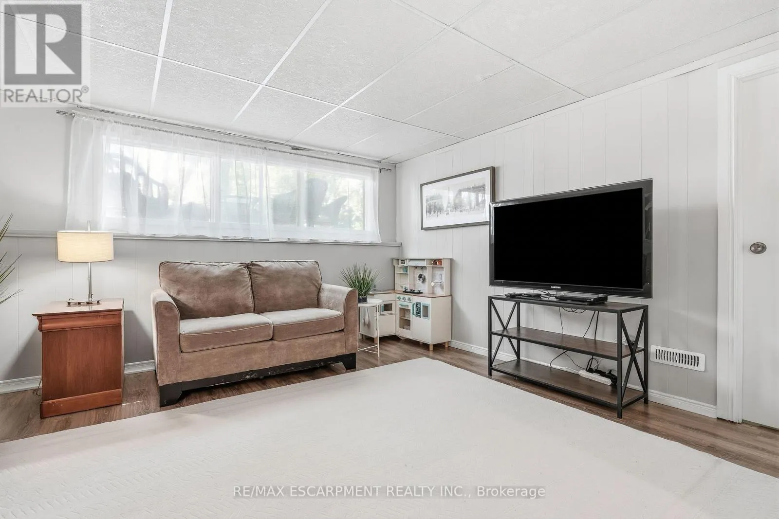 3 GLENGROVE AVENUE