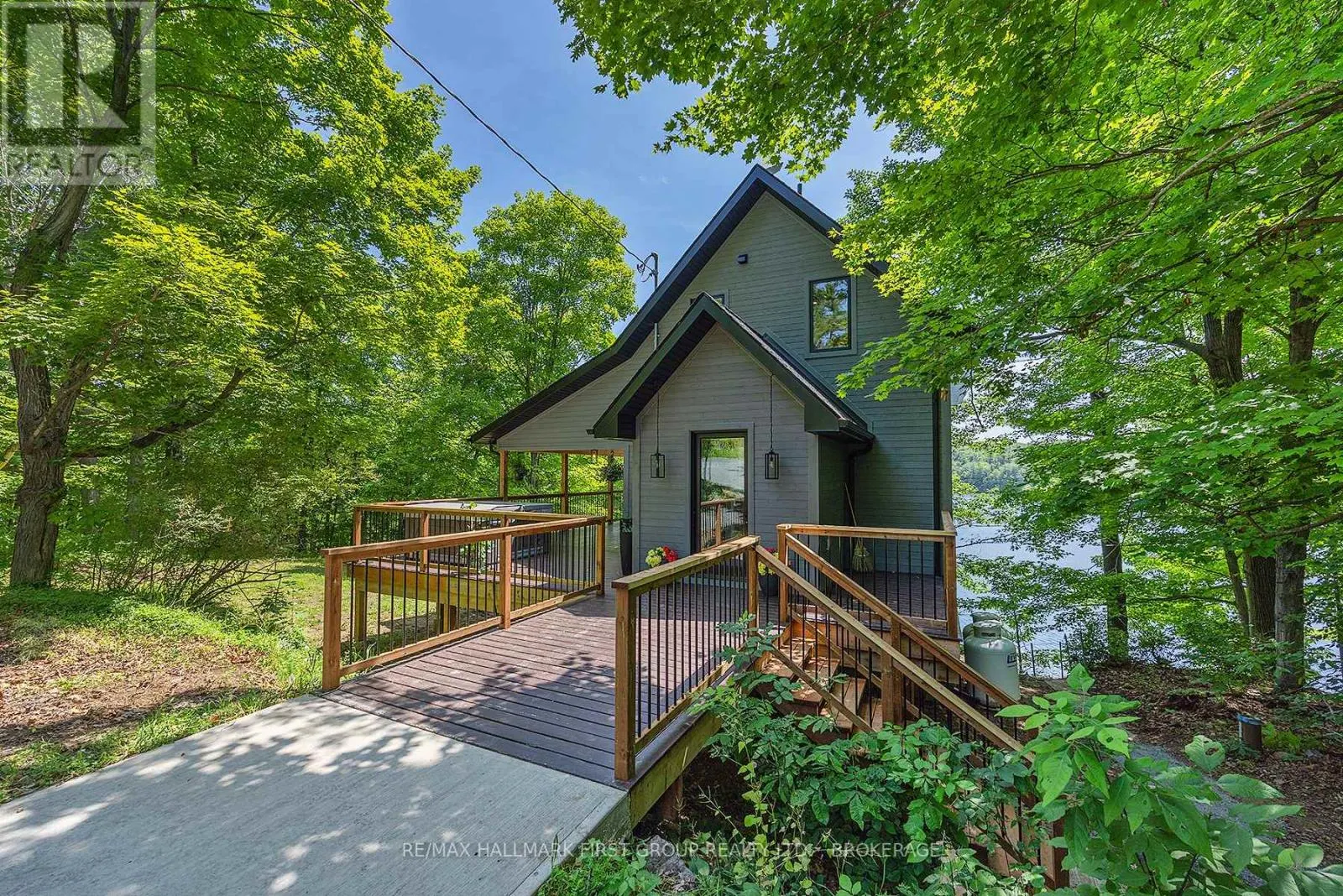 1005 MACDONALD LANE