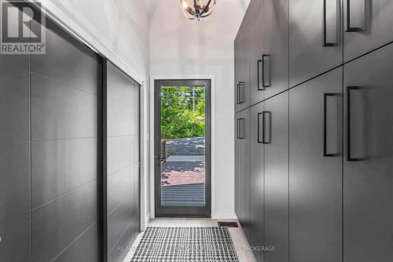 1005 MACDONALD LANE