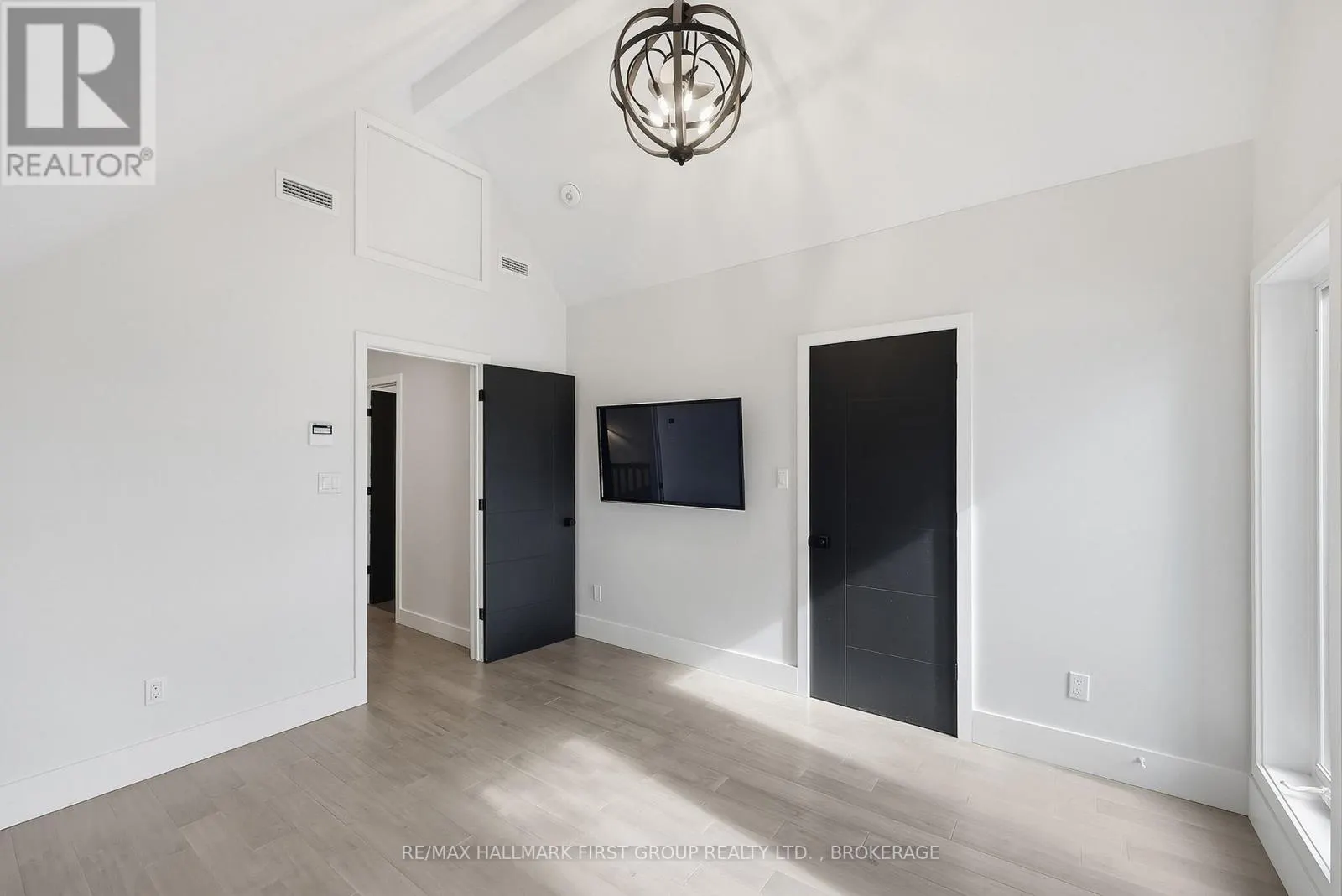 1005 MACDONALD LANE