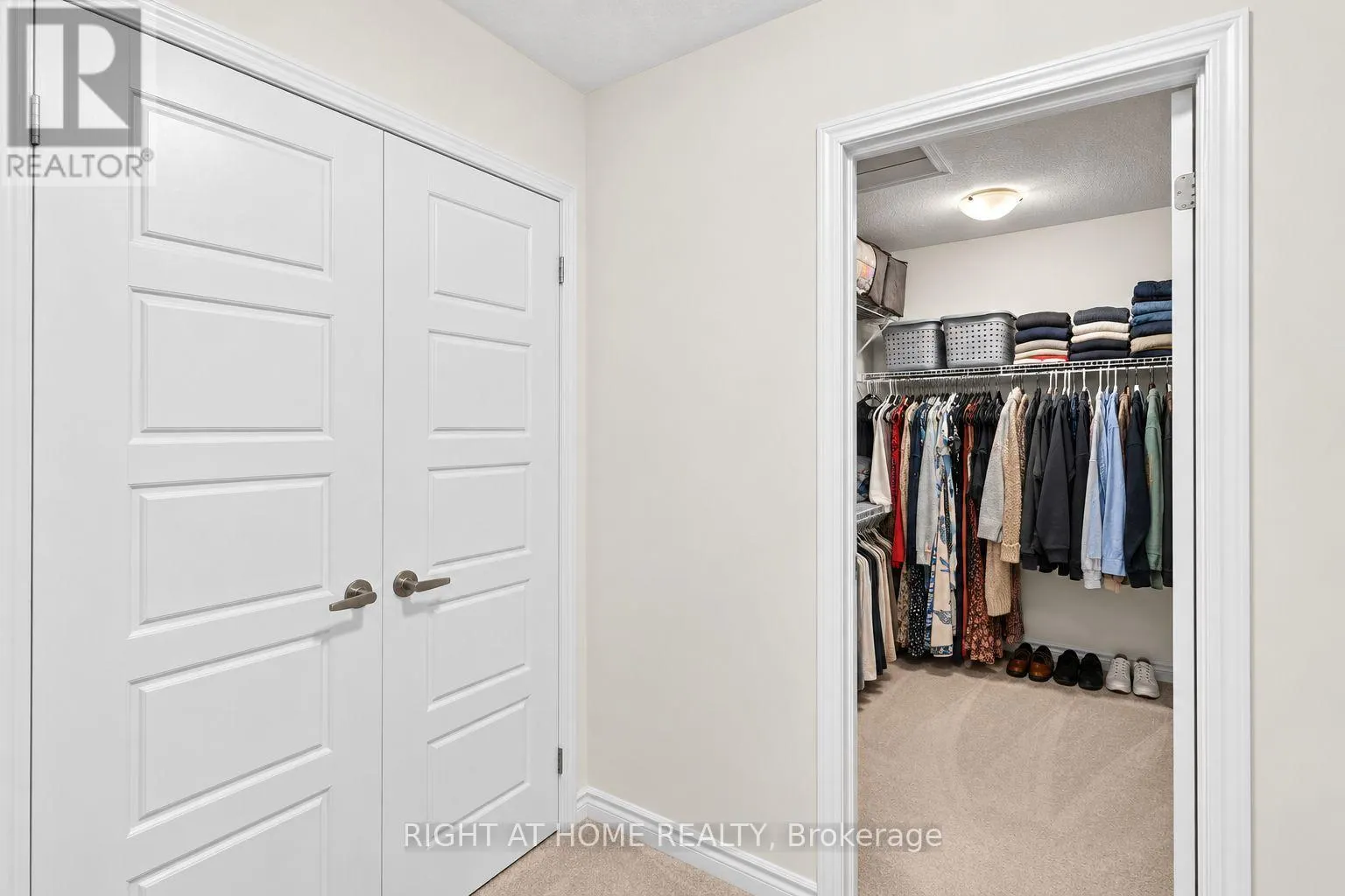 404 EQUESTRIAN WAY