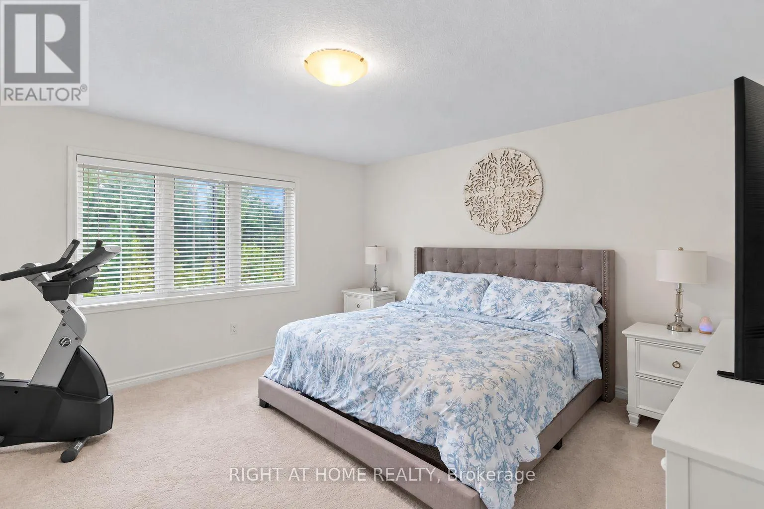 404 EQUESTRIAN WAY