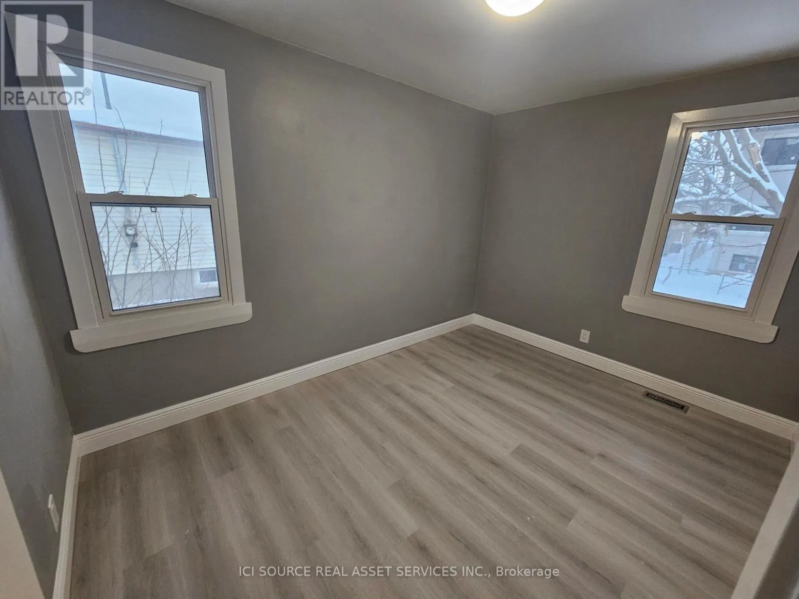 52 SPEEDVALE AVENUE W
