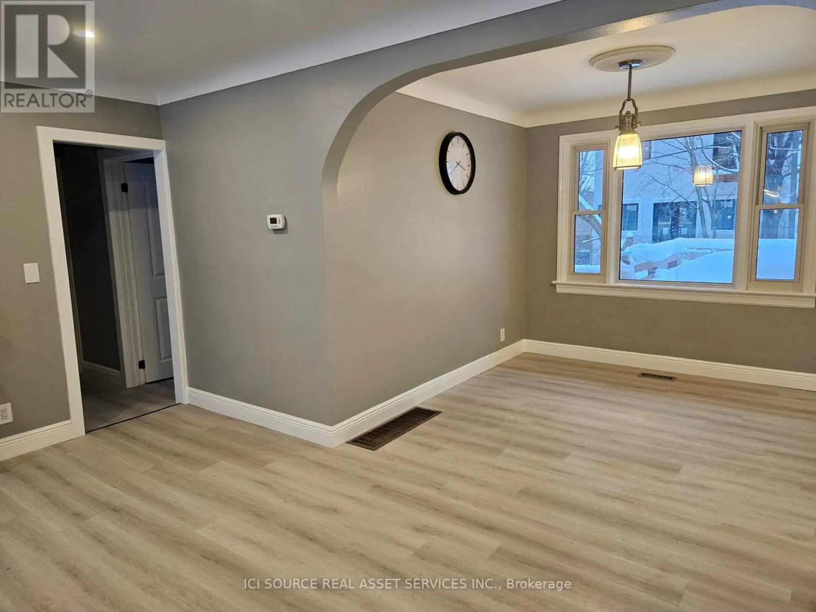 52 SPEEDVALE AVENUE W