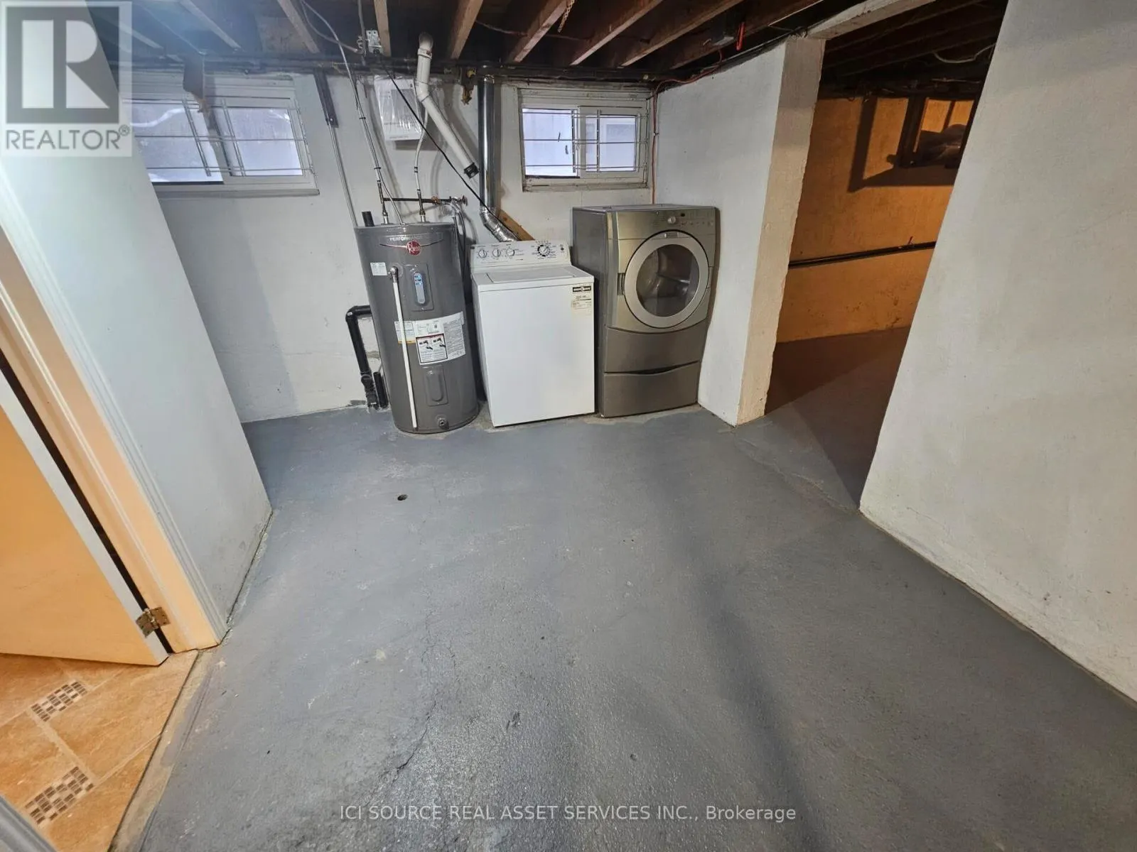 52 SPEEDVALE AVENUE W