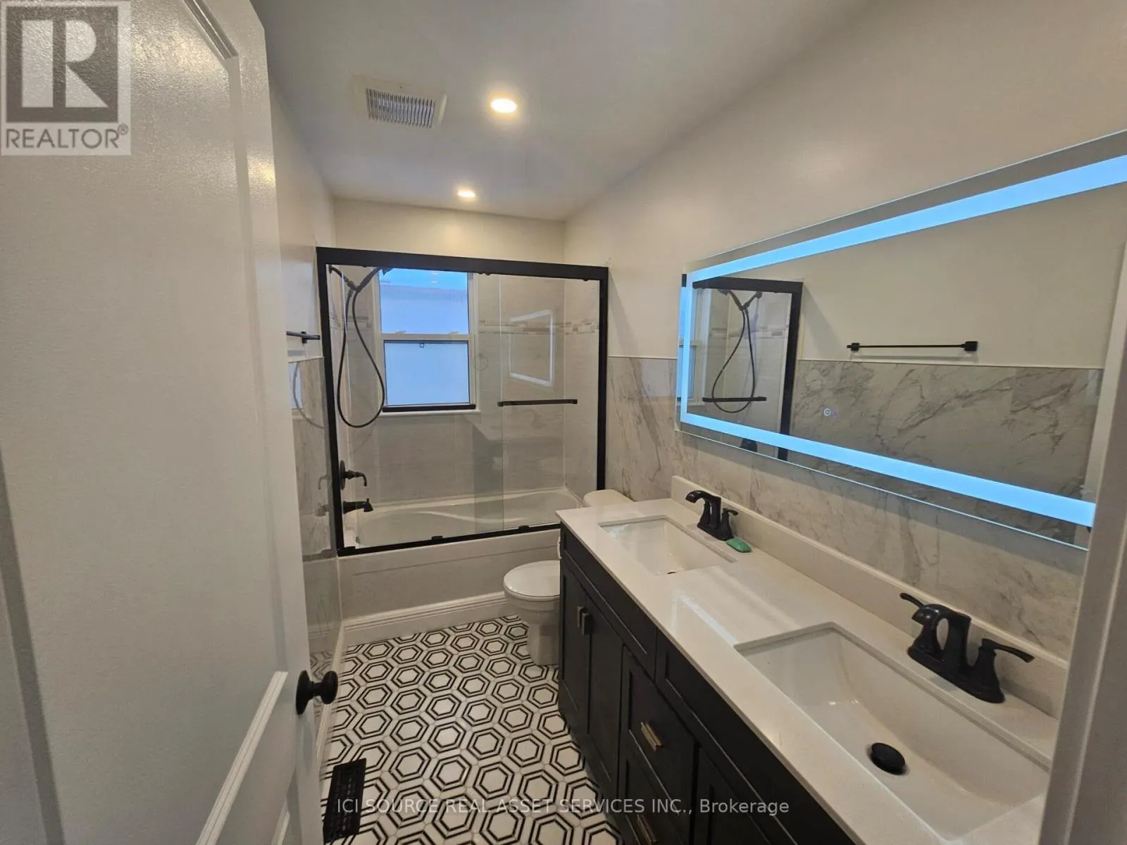 52 SPEEDVALE AVENUE W