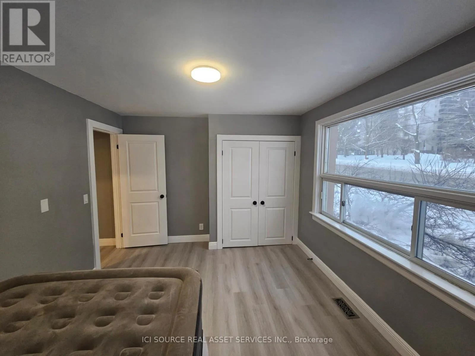 52 SPEEDVALE AVENUE W