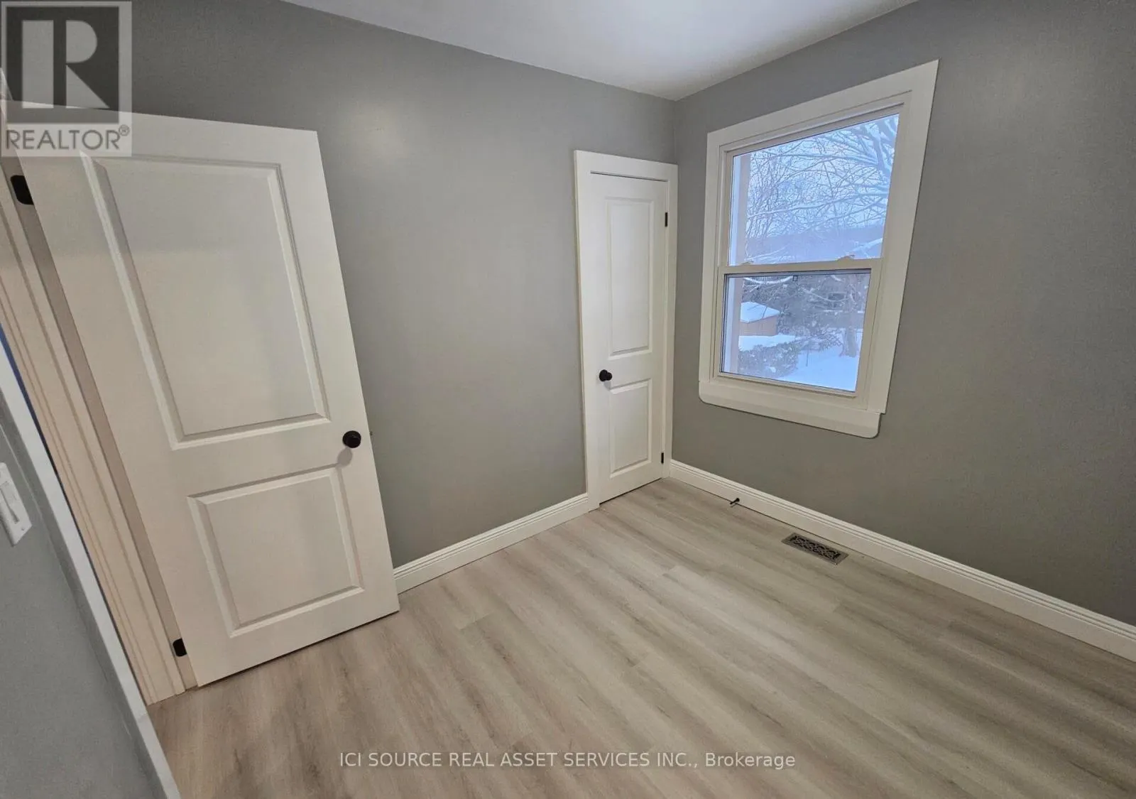 52 SPEEDVALE AVENUE W