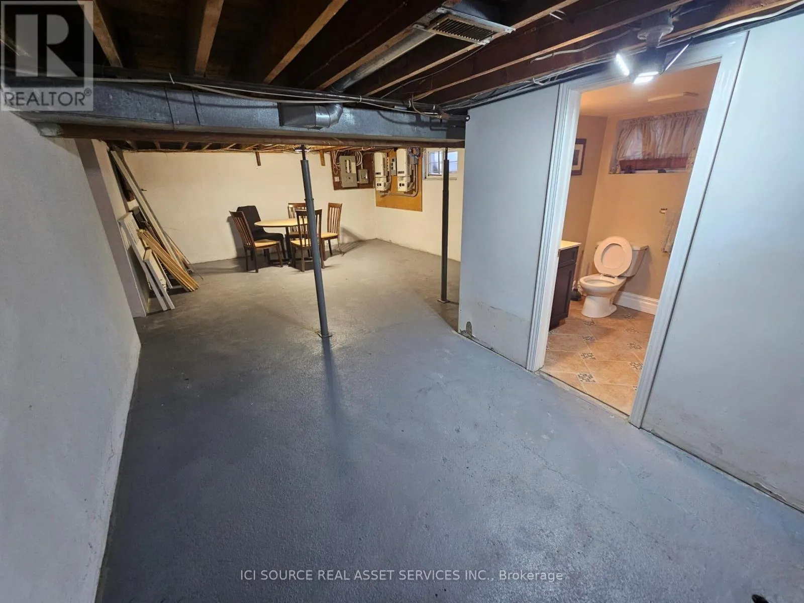 52 SPEEDVALE AVENUE W