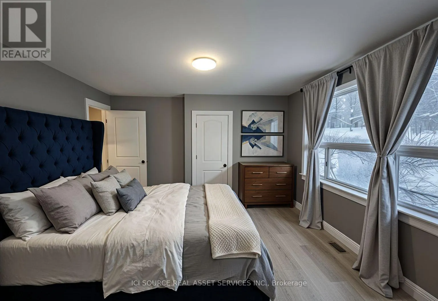 52 SPEEDVALE AVENUE W