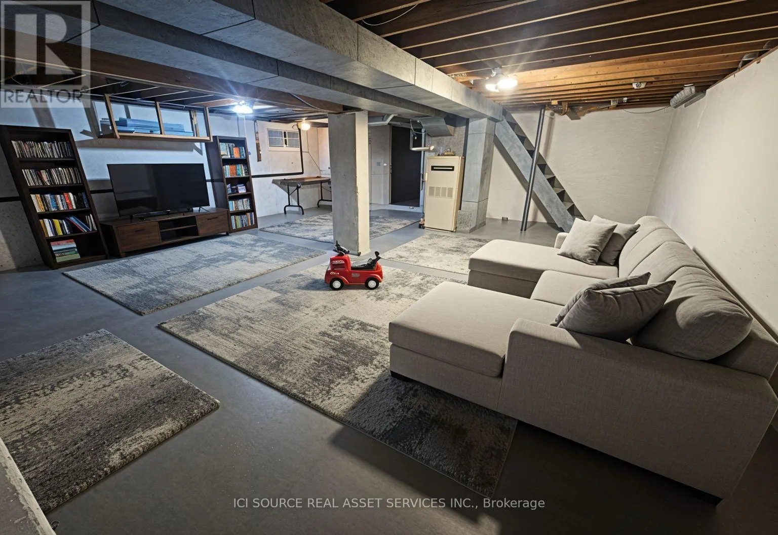 52 SPEEDVALE AVENUE W