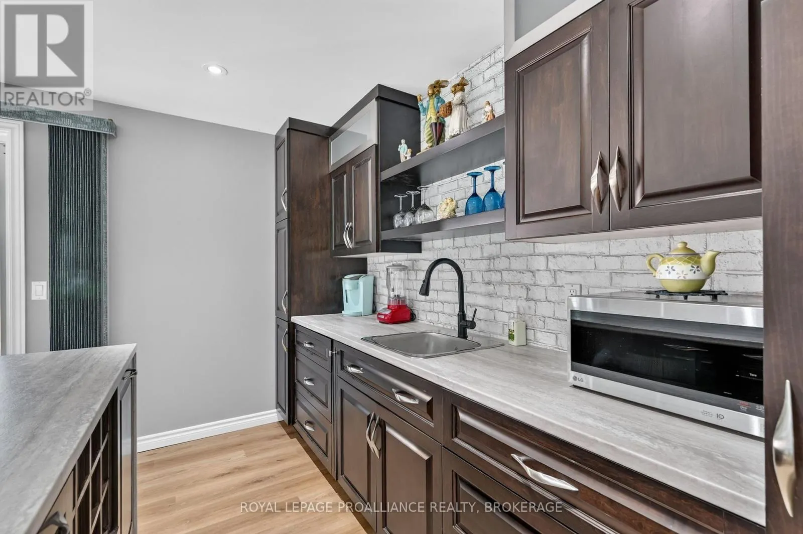 38 WILLOWBANK ROAD W