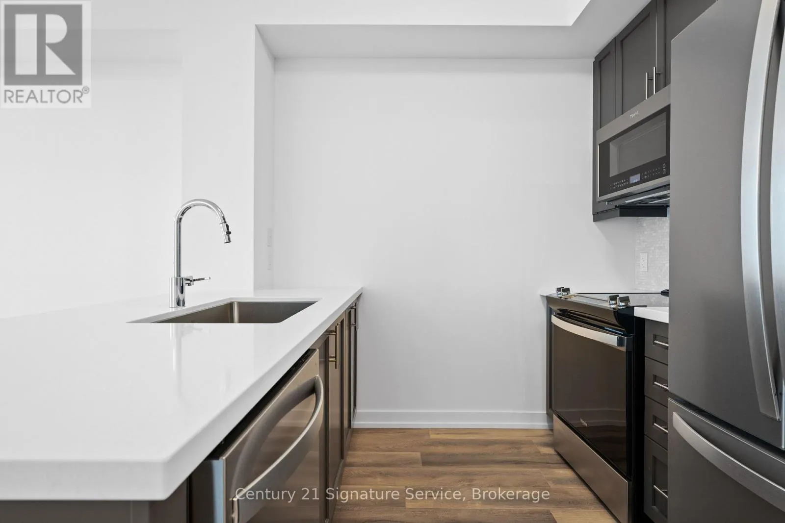 1013 - 470 DUNDAS STREET E