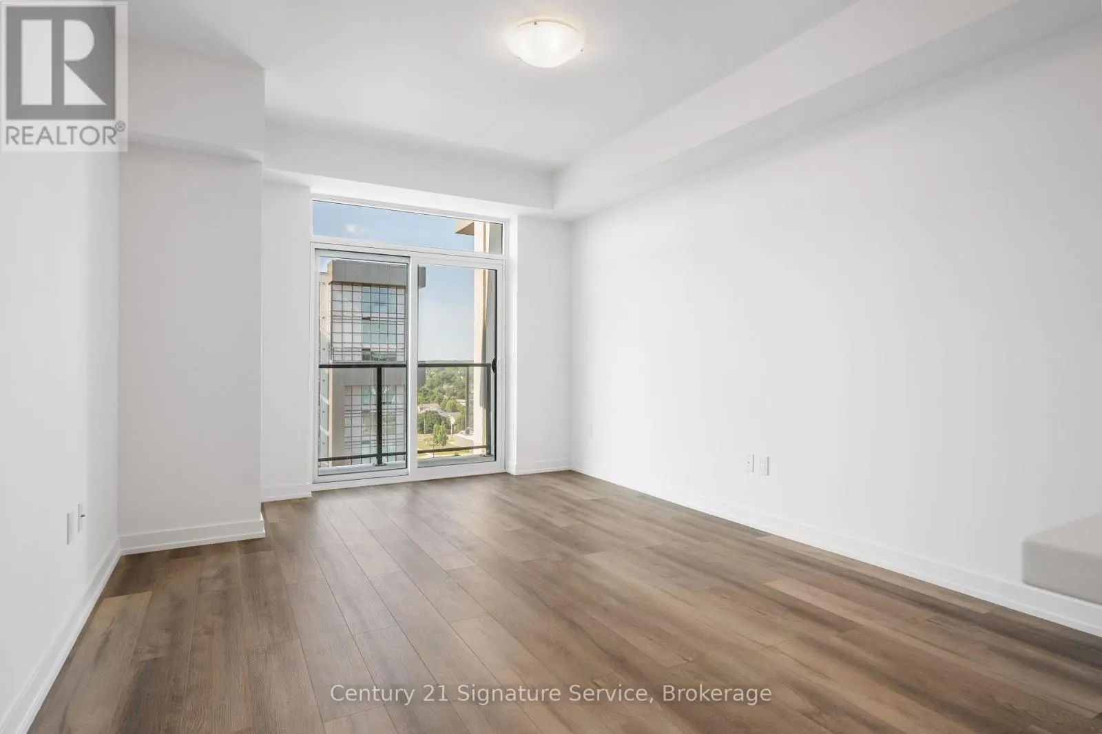 1013 - 470 DUNDAS STREET E