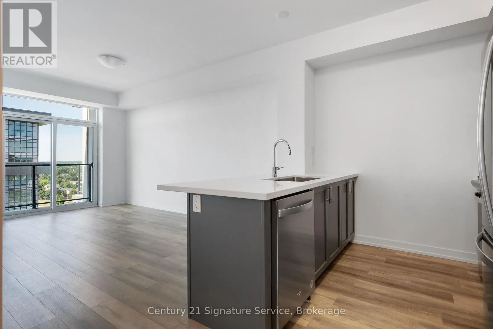 1013 - 470 DUNDAS STREET E