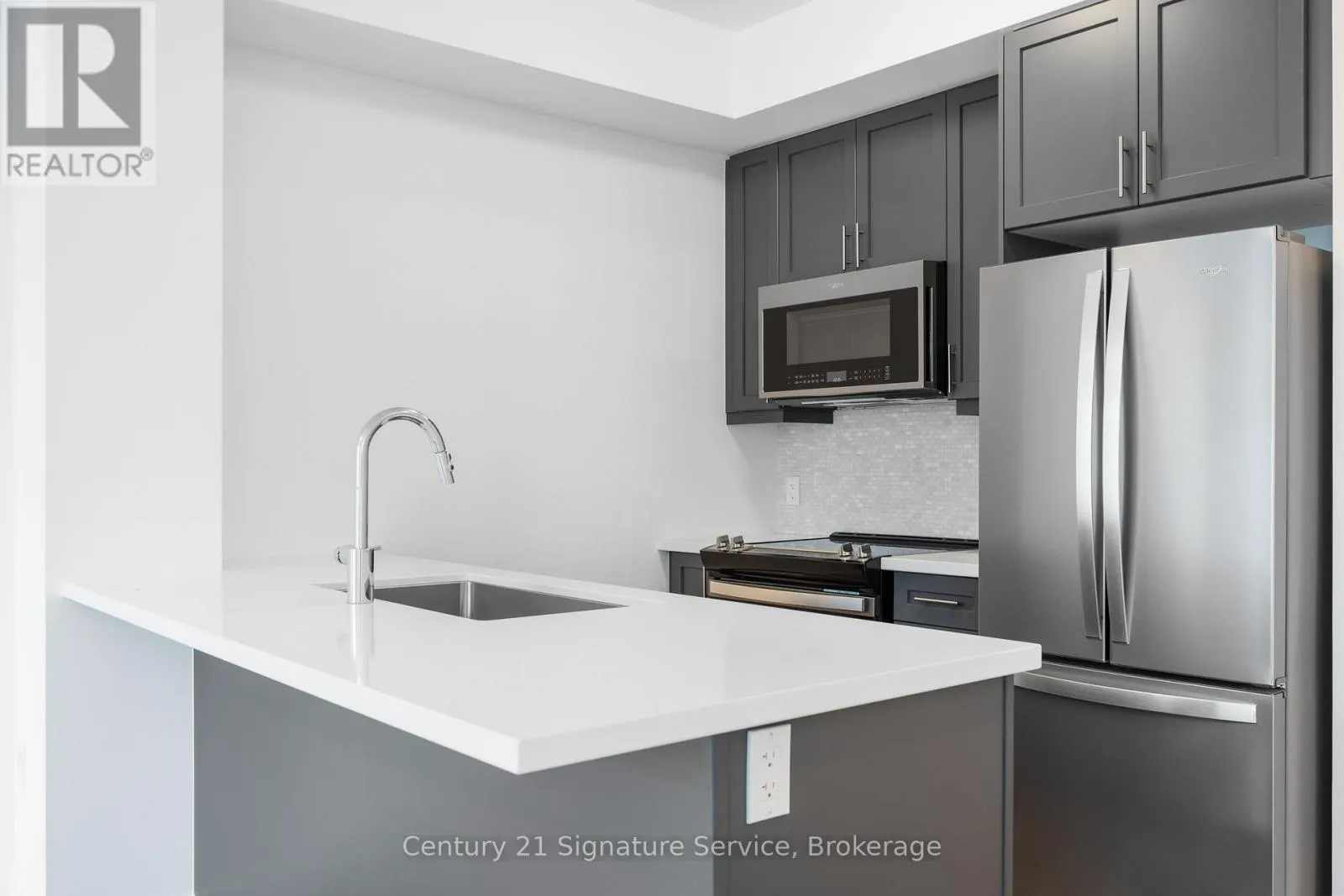1013 - 470 DUNDAS STREET E