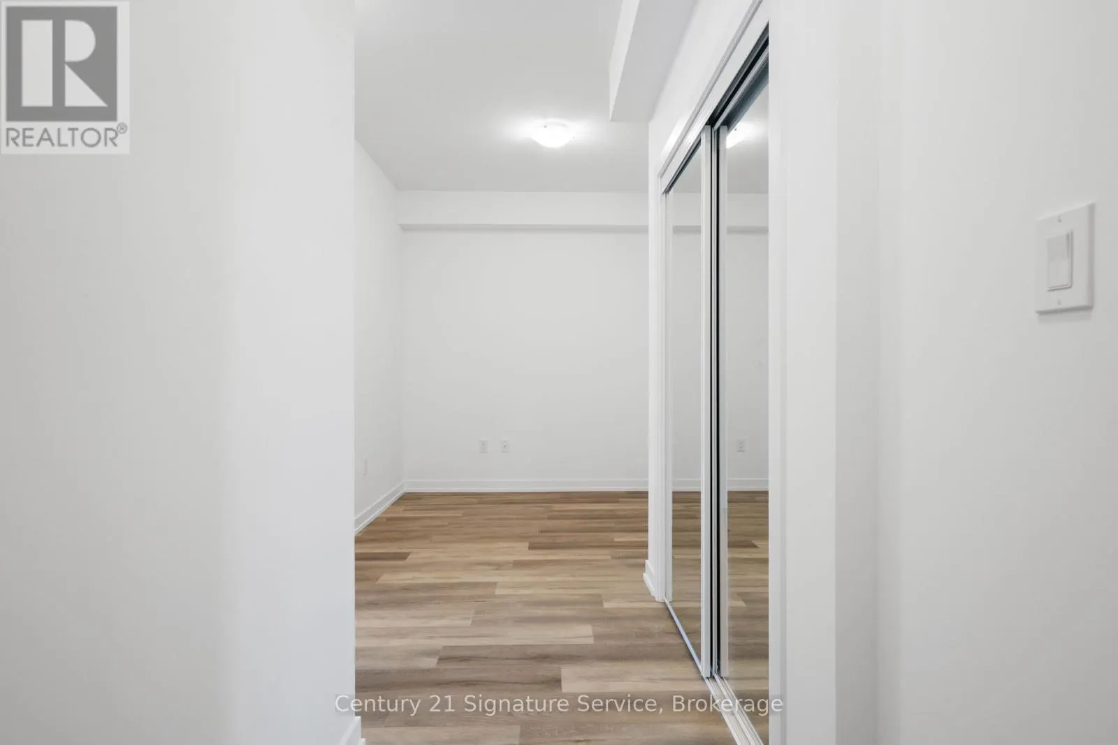 1013 - 470 DUNDAS STREET E