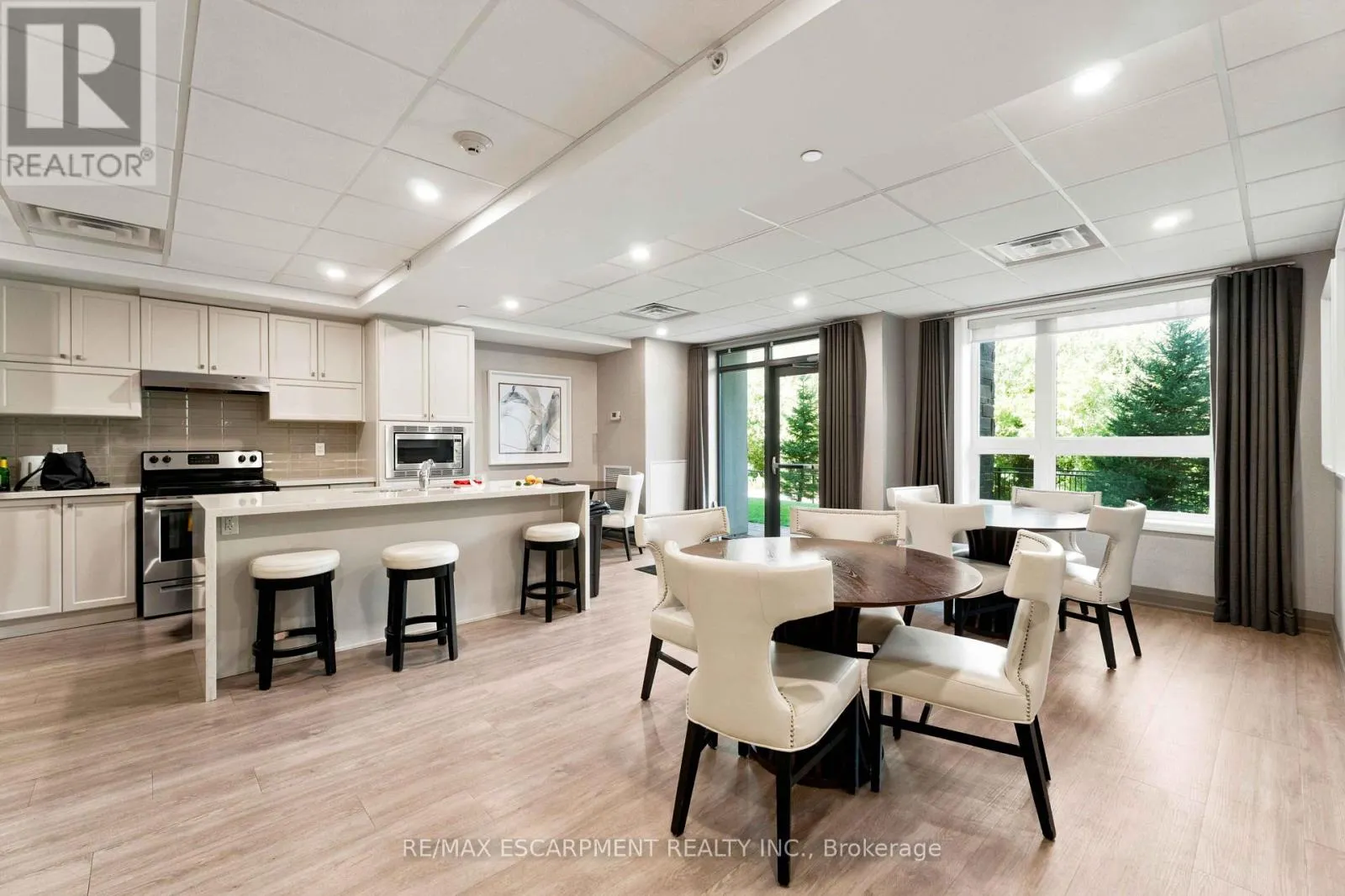 411 - 125 SHOREVIEW PLACE