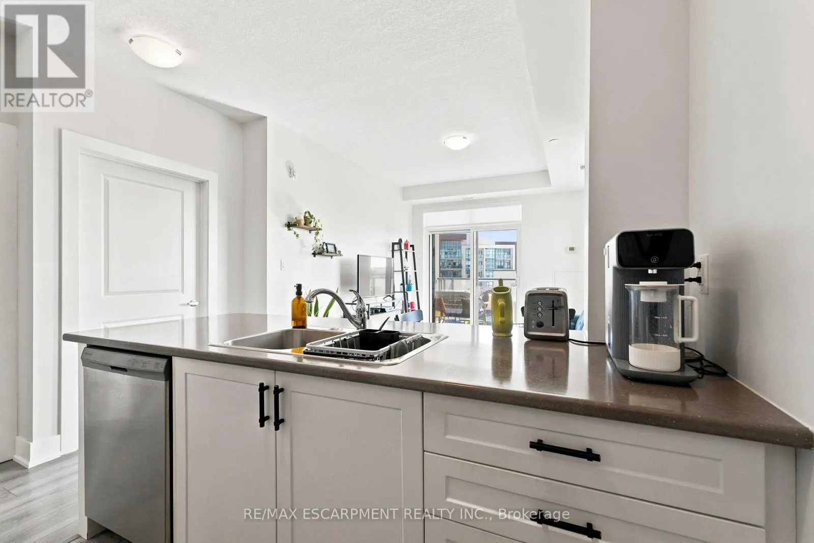 411 - 125 SHOREVIEW PLACE