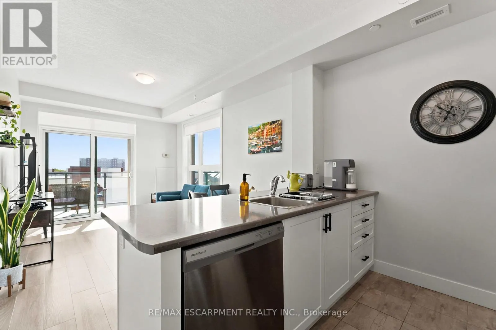 411 - 125 SHOREVIEW PLACE