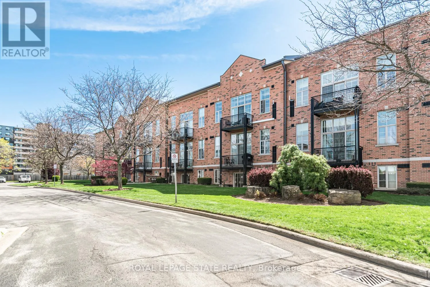 311 - 262 DUNDAS STREET E
