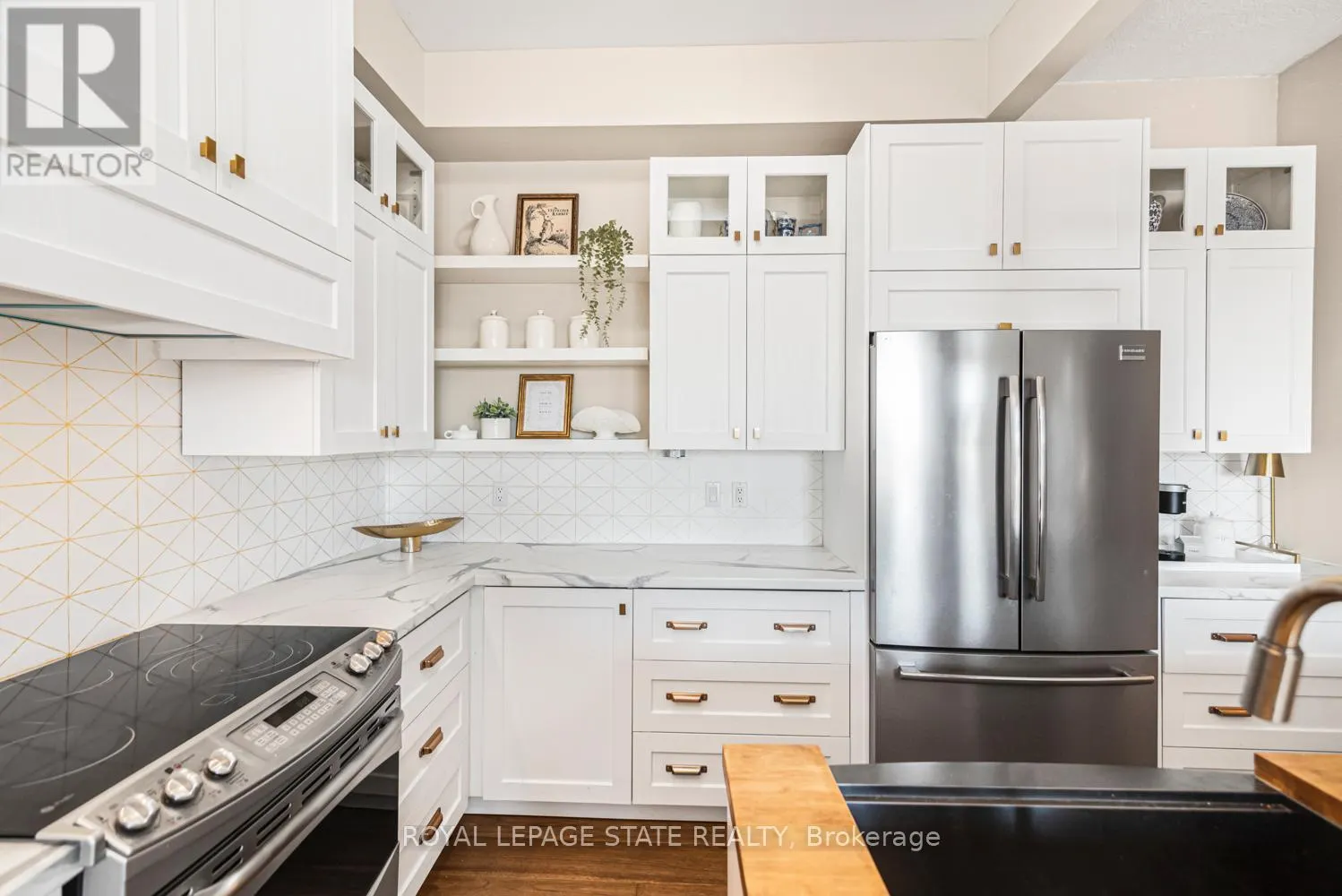 311 - 262 DUNDAS STREET E