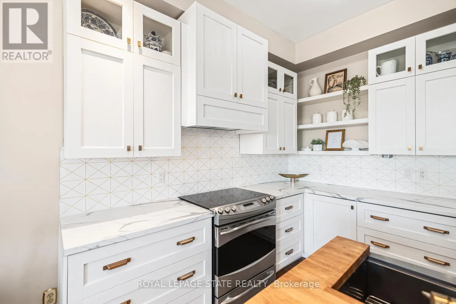 311 - 262 DUNDAS STREET E
