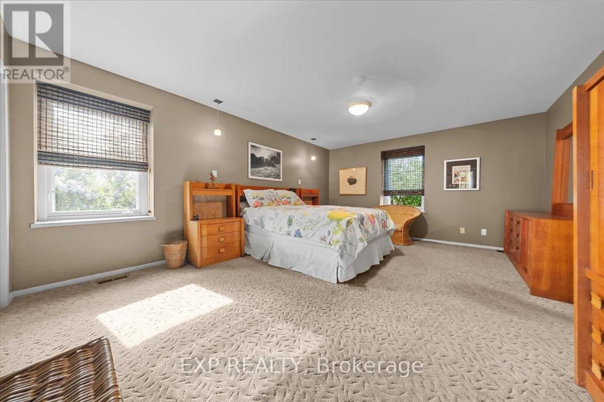 899 DRESDEN CRESCENT