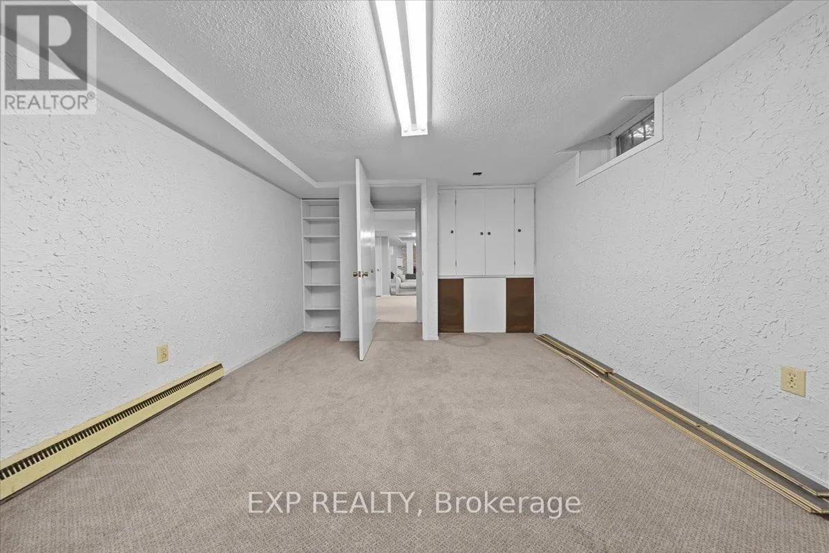 899 DRESDEN CRESCENT