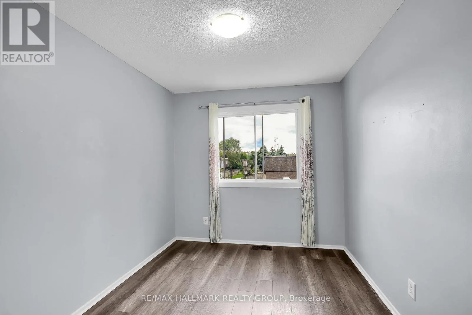 2912 FAIRLEA CRESCENT