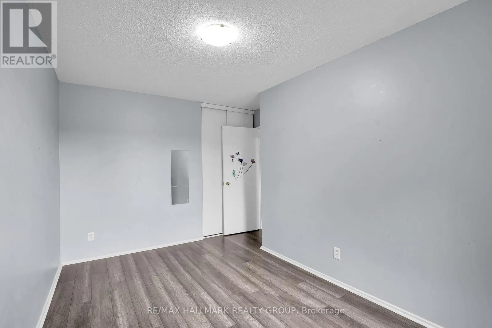 2912 FAIRLEA CRESCENT
