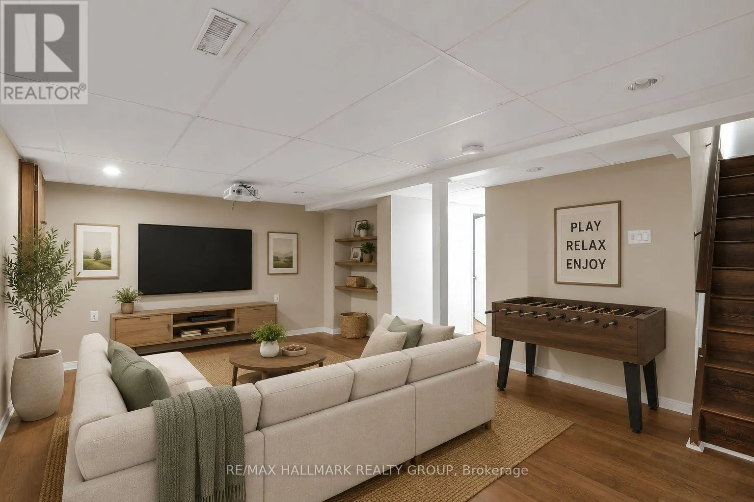 2912 FAIRLEA CRESCENT