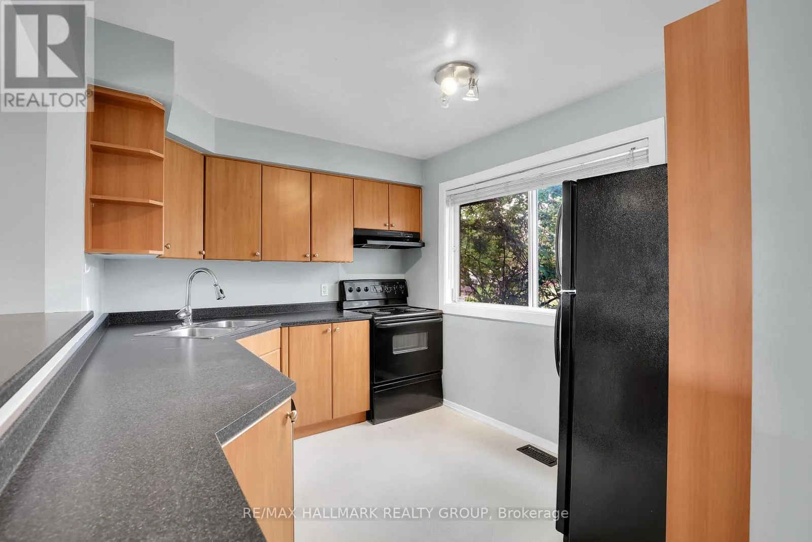 2912 FAIRLEA CRESCENT