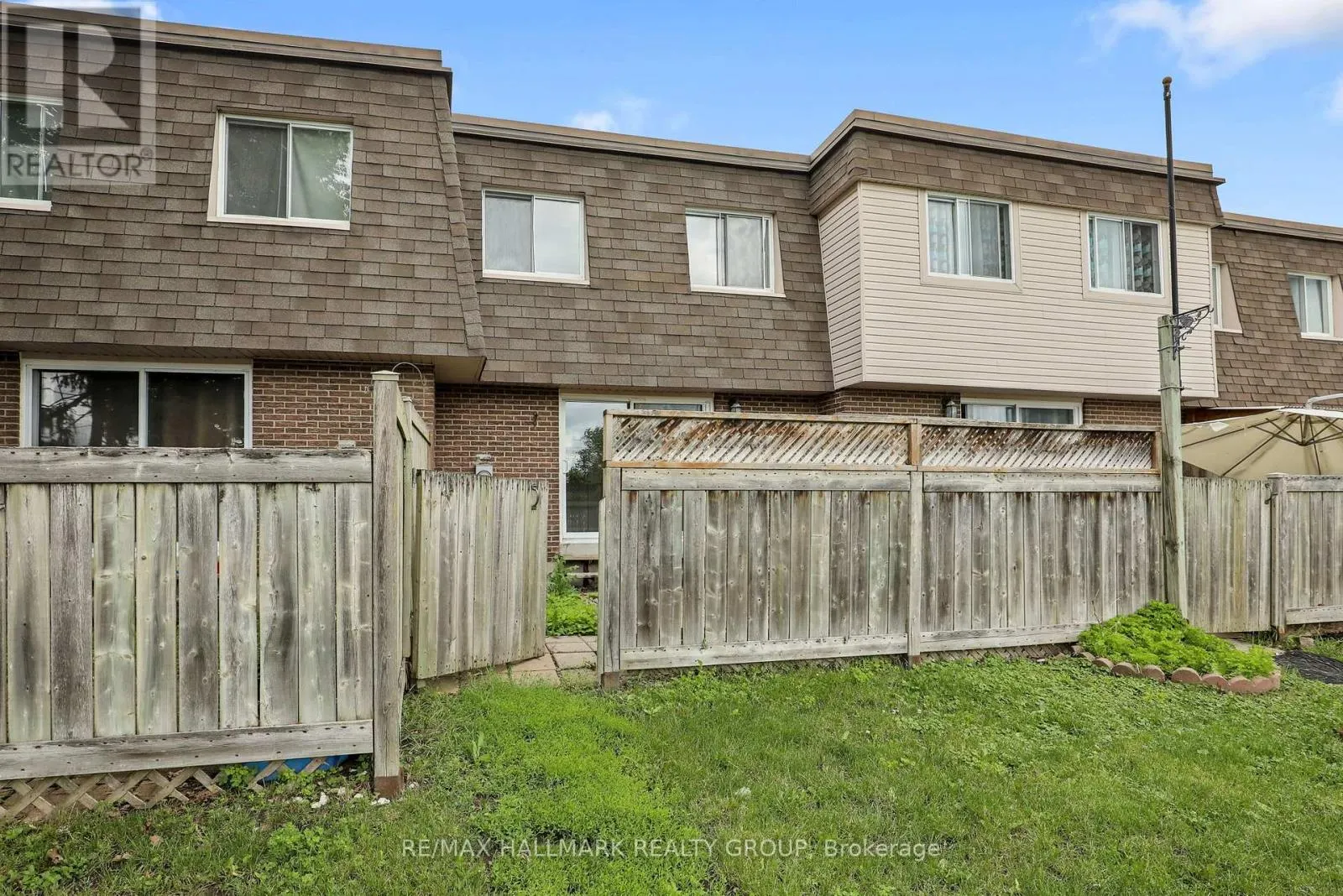 2912 FAIRLEA CRESCENT