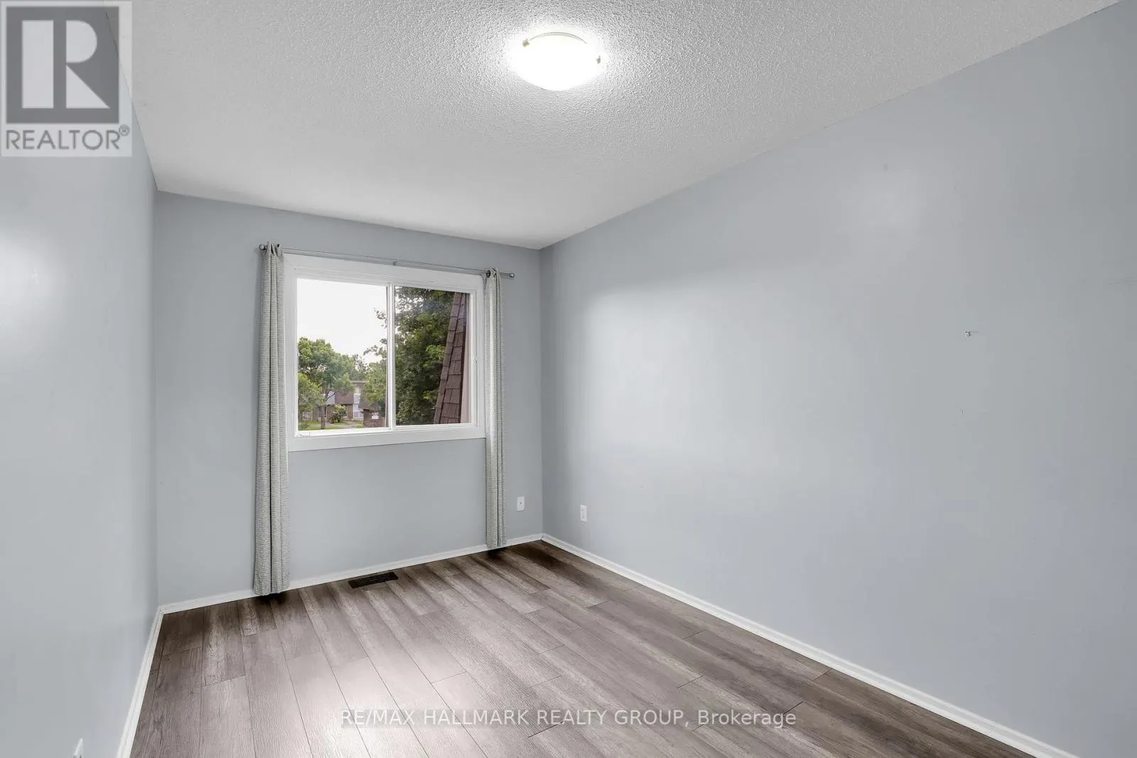 2912 FAIRLEA CRESCENT