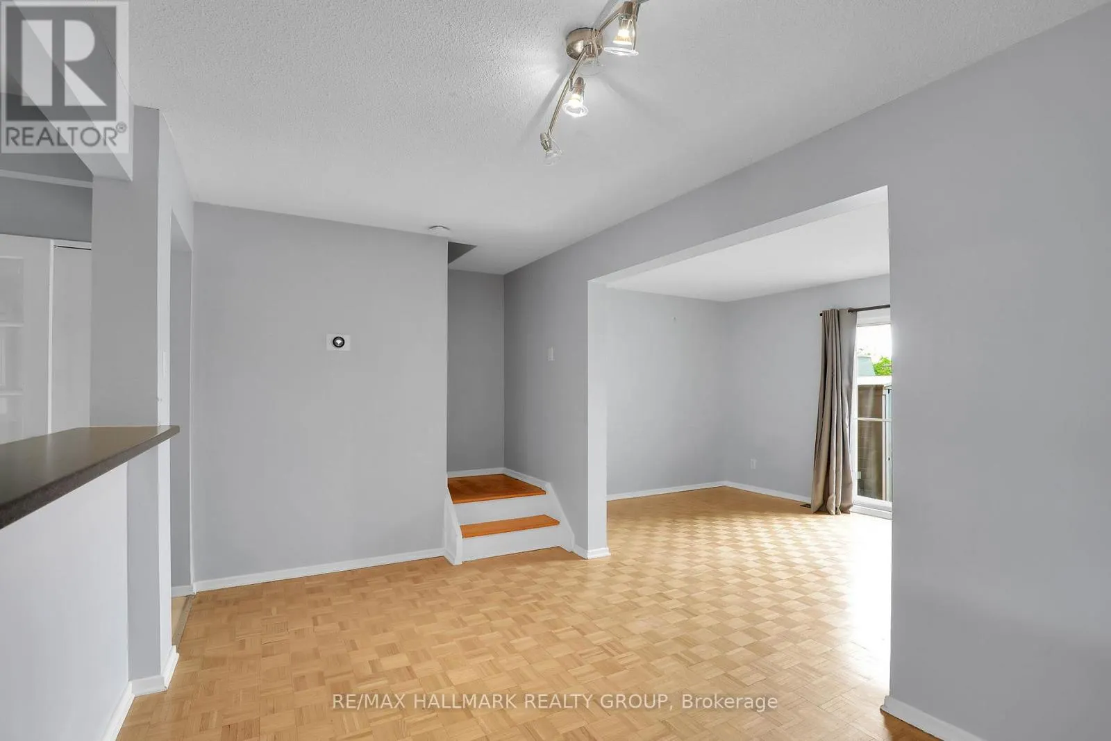 2912 FAIRLEA CRESCENT