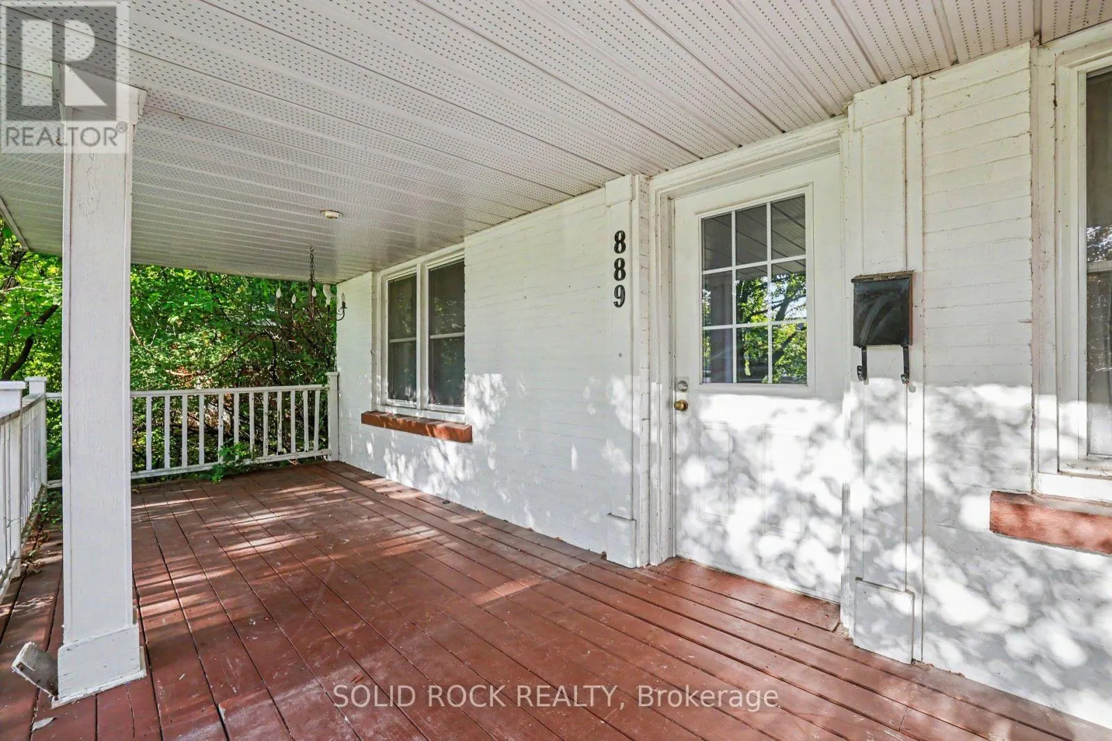 889 MOUNTAINVIEW AVENUE
