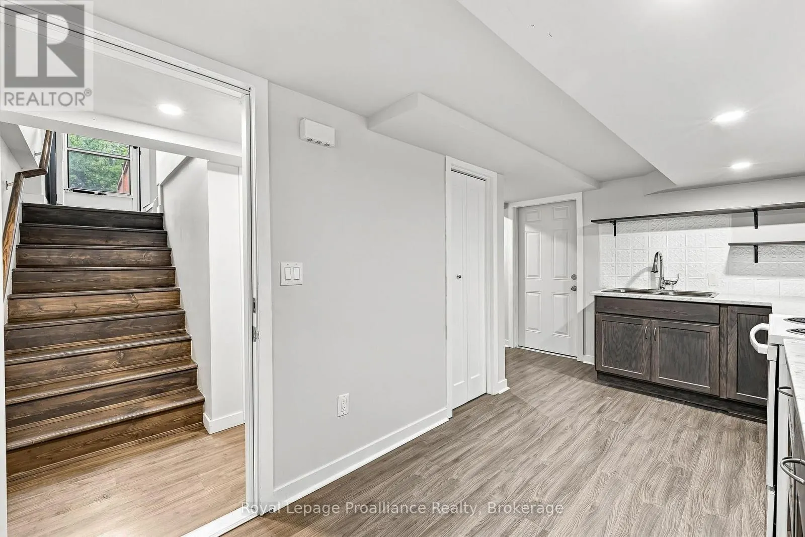 B - 5 JANE STREET #B