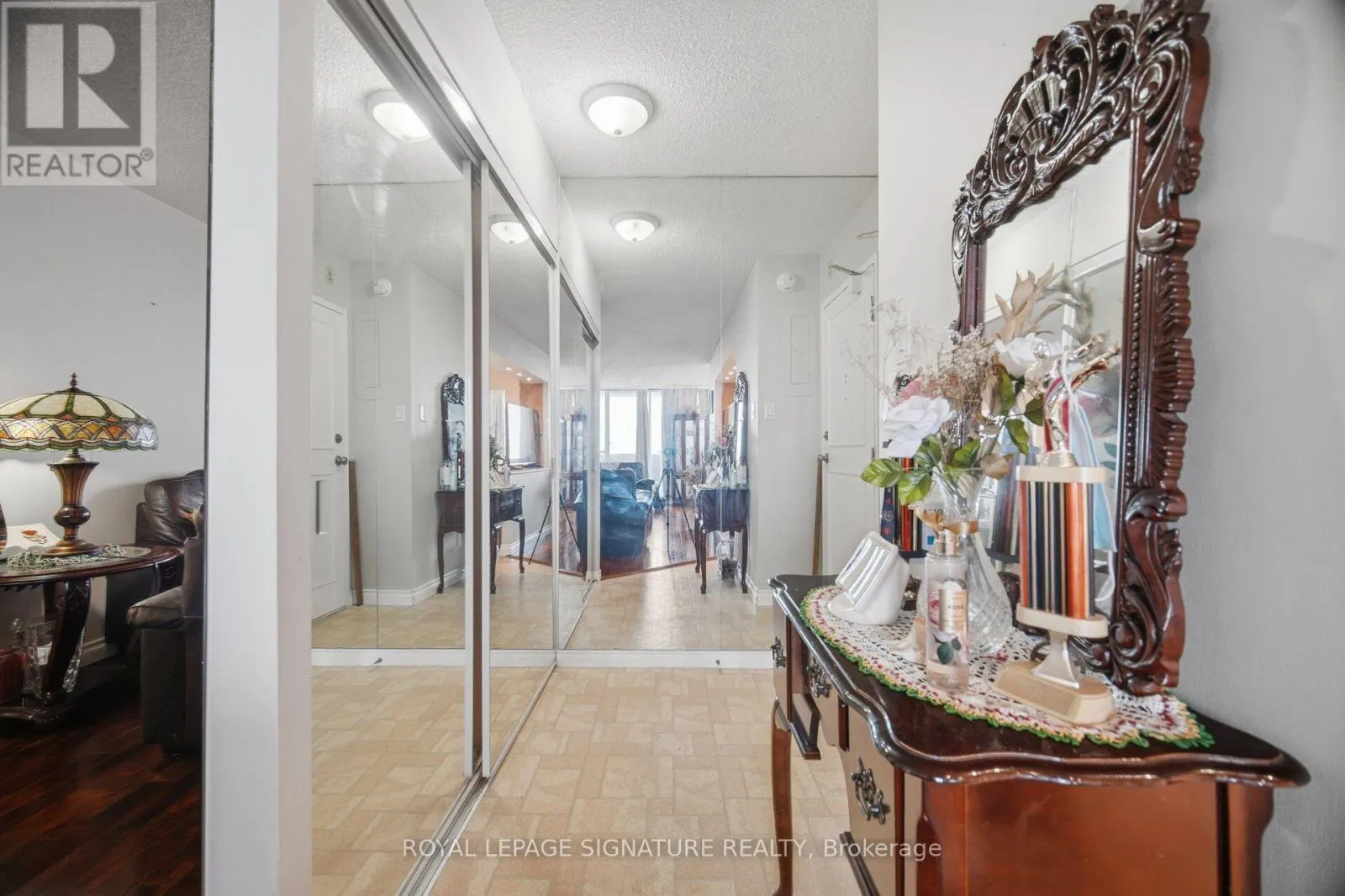 802 - 375 KING STREET N