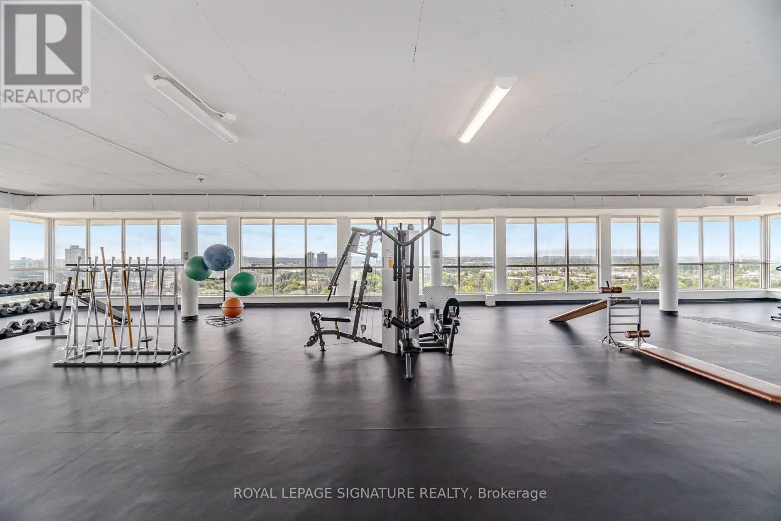 802 - 375 KING STREET N