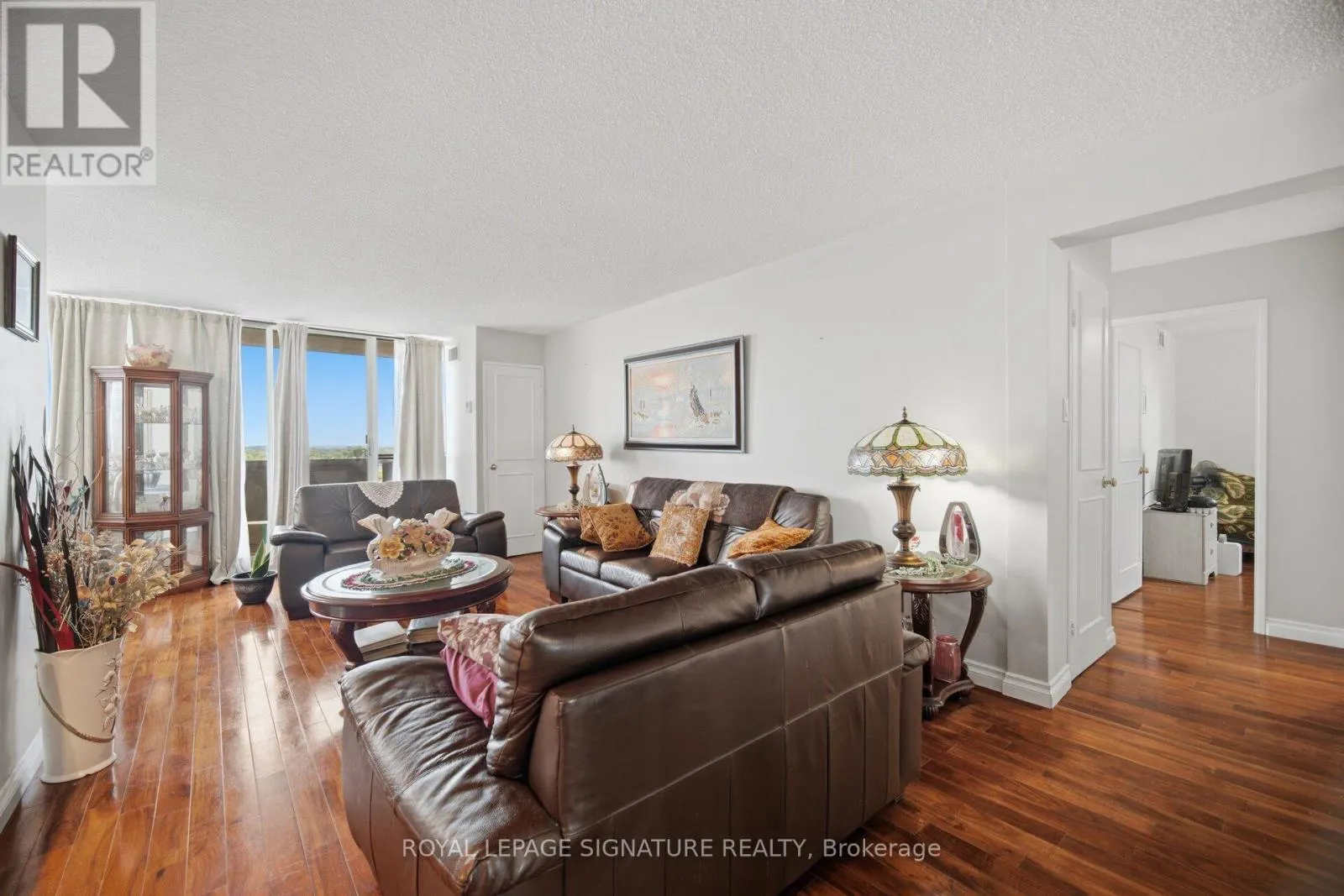 802 - 375 KING STREET N