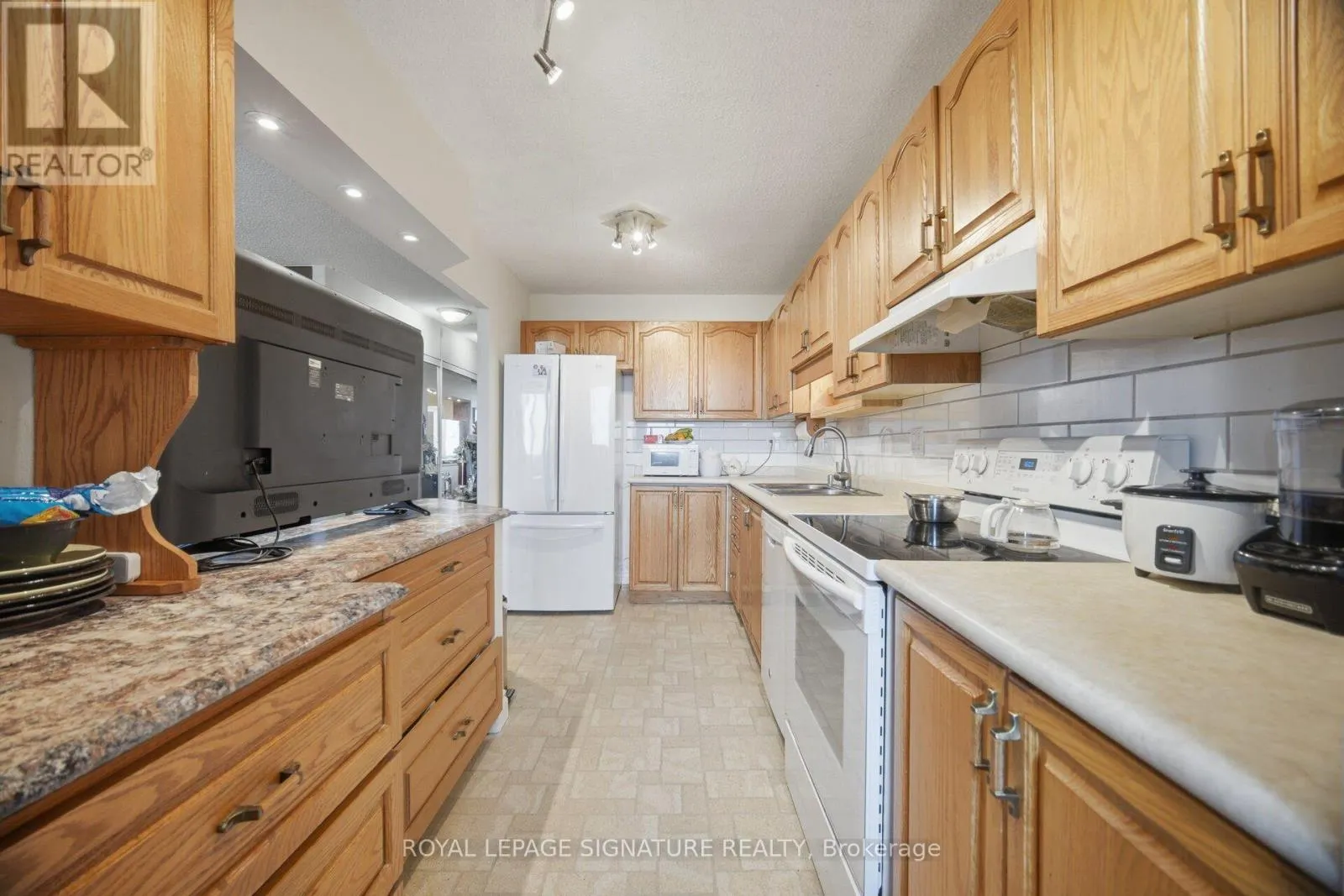 802 - 375 KING STREET N