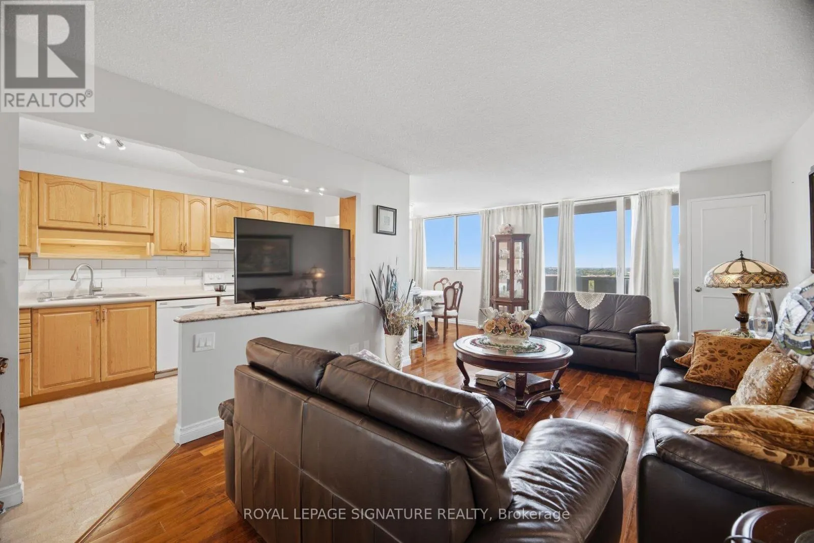 802 - 375 KING STREET N