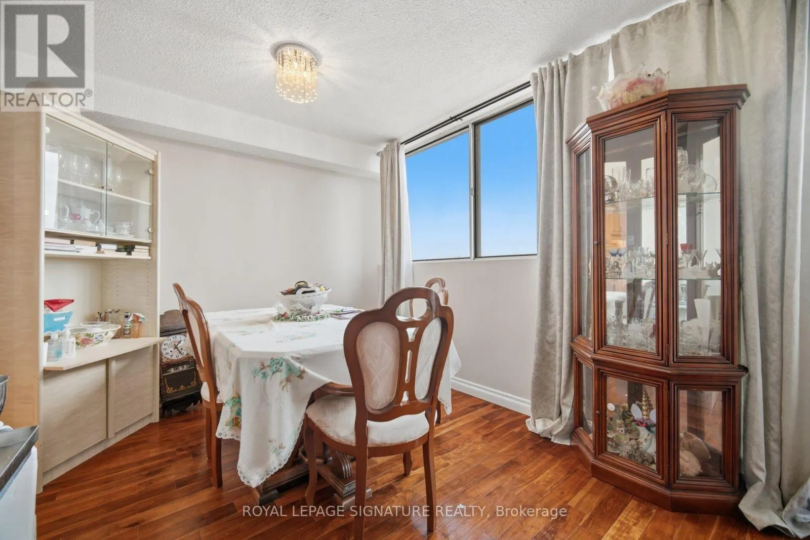 802 - 375 KING STREET N