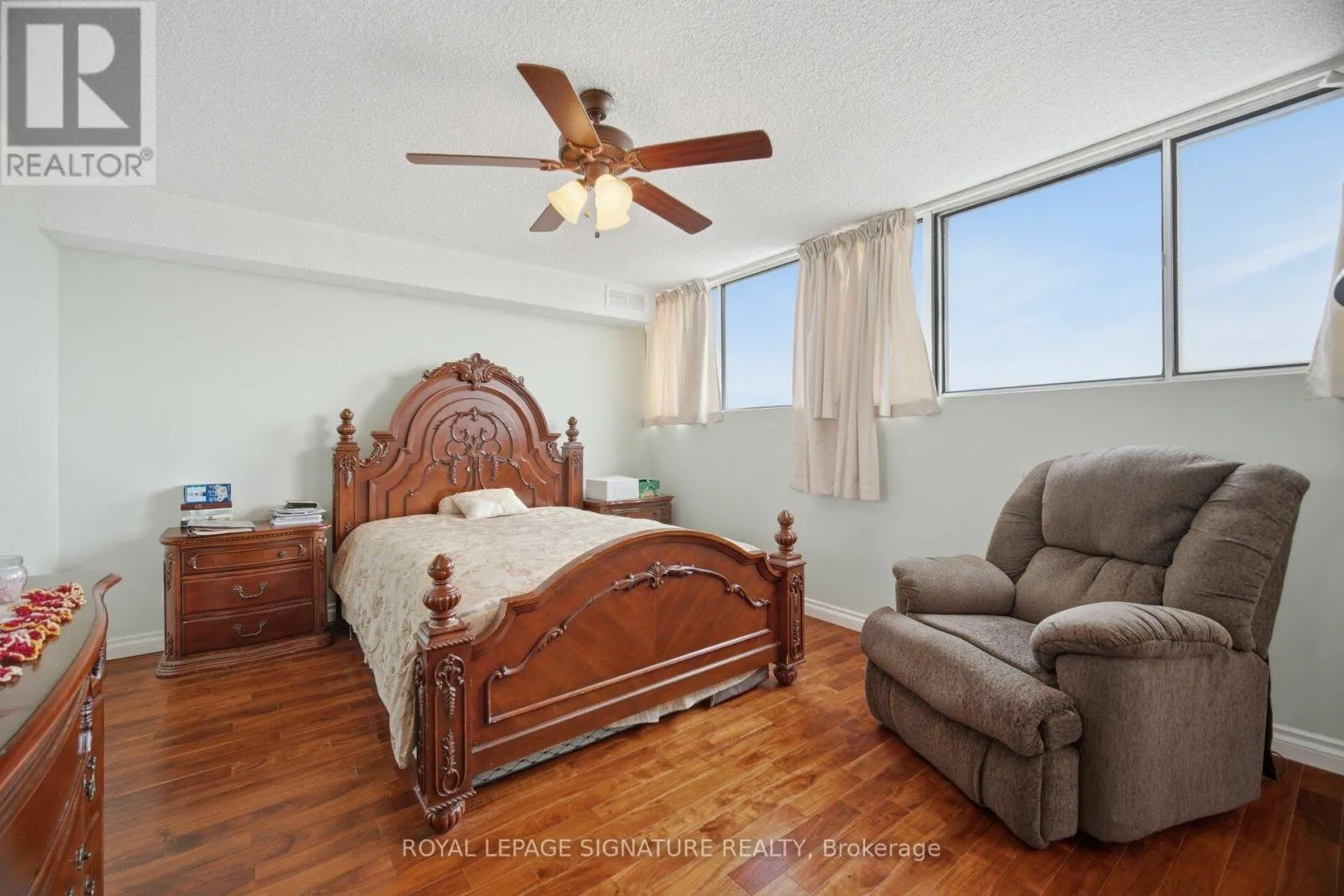 802 - 375 KING STREET N