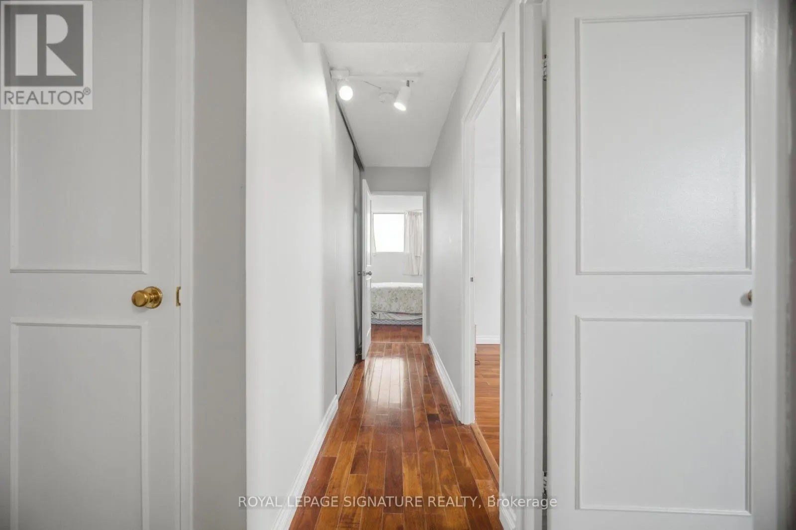 802 - 375 KING STREET N