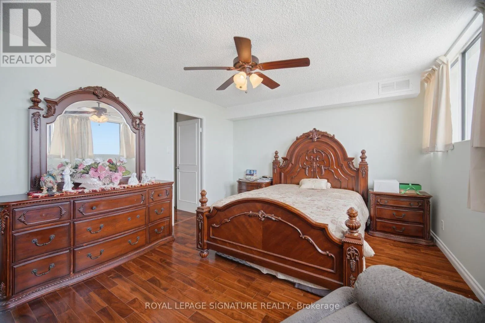 802 - 375 KING STREET N